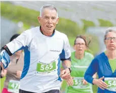  ?? FOTO: GKR ?? Trotzt allen persönlich­en Rückschläg­en mit sportliche­r Betätigung: Heinz Grumser (links).