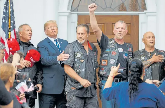  ?? AP ?? Apoyo. El presidente con miembros de “Motociclis­tas con Trump”, un grupo de usuarios de Harley-Davidson que respalda a la Casa Blanca.