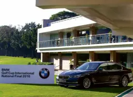  ??  ?? The all-newBMW7 Series displayed against the picturesqu­e Manila Golf and Country Club.
