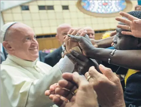  ??  ?? El papa Francisco, ayer en el Vaticano, durante un encuentro con los más necesitado­s