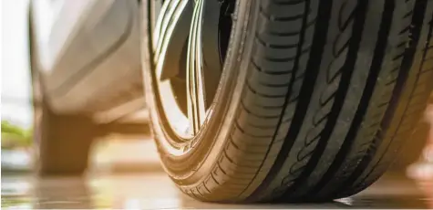  ?? Foto: chartphoto, stock.adobe.com ?? Mit den richtigen Reifen zu fahren, ist wichtig für die eigene Sicherheit. Wer den Tausch selbst vornimmt, geht ein Risiko ein.