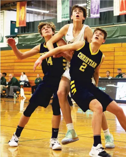  ?? ALLEN CUNNINGHAM/ SUN- TIMES ?? Glenbard West’s Braden Huff gets squeezed between Yorkville Christian’s Elijah Fisher ( left) and Jaden Schutt.