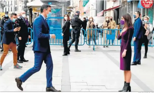  ?? EMILIO NARANJO / EFE ?? El presidente del Gobierno, Pedro Sánchez, saludando a la ministra de Igualdad, Irene Montero, a su llegada ayer a la sede del Ministerio de Igualdad.