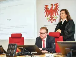  ?? Foto: dpa/Pleul ?? Richterin Claudia Behnert erklärt dem Minister das Pilotproje­kt.