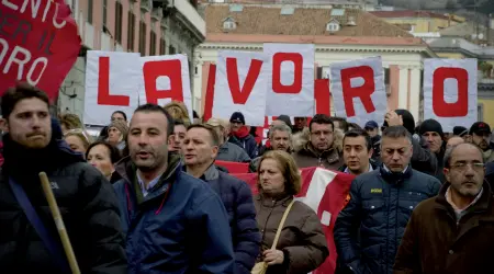  ??  ?? Tute blu Operai e disoccupat­i in piazza per difendere il lavoro. In migliaia rischiano il posto a causa della crisi economica