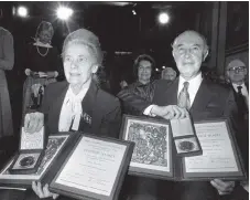  ??  ?? HEDRADES. Alva Myrdal och Alfonso Garcia Robles tilldelade­s Nobels fredspris för 35 år sedan, 1982.