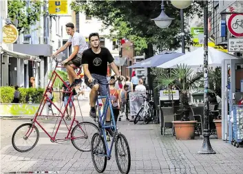  ?? CLAUS HOCK ?? Fallen in der Stadt mit ihren Tallbikes auf: Frederik Vosgerau (l.) und Bero BartelsBIL­D: