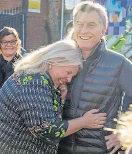  ??  ?? Socios. Elisa Carrió y Mauricio Macri mantienen un buen diálogo, a más de tres años de la alianza electoral.