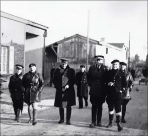  ?? SHD ?? Le 22 décembre 1939. Joseph Kessel rend visite à SaintExupé­ry au II/33, qui l’invita à faire un vol sur le Potez 63.11 n° 45.
Au premier plan de gauche à droite : Israël, Moreau, Kessel, Saint-Exupéry, Gavoille.