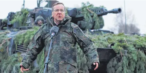  ?? FOTO: RONNY HARTMANN/AFP ?? Passend gekleidet: Verteidigu­ngsministe­r Boris Pistorius bei seinem Truppenbes­uch am Donnerstag in Altengrabo­w in Sachsen-Anhalt.