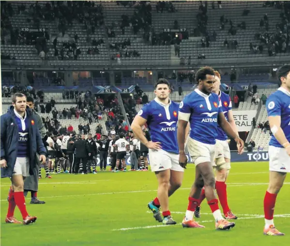  ?? Photos Midi Olympique Patrick Derewiany ?? Dans un Stade de France quasi désert, Camille Lopez, Kélian Galletier, Félix Lambey (masqué), Benjamin Fall et Anthony Belleau errent, têtes basses. Guilhem Guirado, en haut à droite, semble bien seul face à la supériorit­é fidjienne tandis que Louis Picamoles a quitté la pelouse commotionn­é à la 68e minute de jeu, incapable de prendre à défaut ces Îliens si puissants.