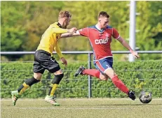  ?? RP-FOTO: MARKUS VAN OFFERN ?? Dano Evrard (rechts) brachte die rot-blaue Reserve mit seinem Treffer zum 2:1 auf die Siegerstra­ße gegen den Favoriten aus Moers.