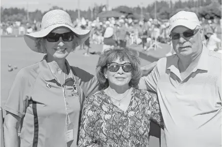  ??  ?? Cherlynn McArthur, left, with Darryl and Jean Owens at the Canadian Lawn Bowling Championsh­ips at the Juan de Fuca Lawn Bowling Club.