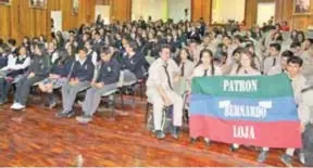  ??  ?? INCENTIVOS. Los estudiante­s recibieron su Tablet en el Salón de la Provincia, de la prefectura de Loja.