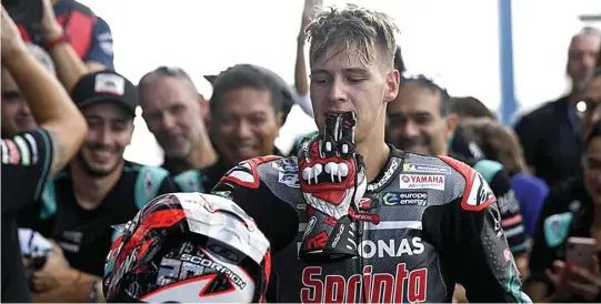  ?? MOTOGP ?? FANTASTIS: Rider Petronas Yamaha Fabio Quartararo merayakan pole position keempatnya di MotoGP setelah menjadi yang tercepat di kualifikas­i GP Thailand kemarin (5/10).