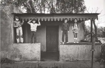  ??  ?? Cuatro nenes. De la serie “Río Cuatro”, realizada por el fotógrafo en 1974.