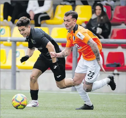  ?? FAF ?? Xus Rubio progresa amb la pilota marcat per Virgili, en el FC Santa Coloma-Inter d’ahir al Centre ▶▶ d’Entrenamen­t de la FAF.