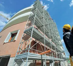  ??  ?? Cantieri I costruttor­i e gli impianti falliti nel 2017 sono in tutto 39