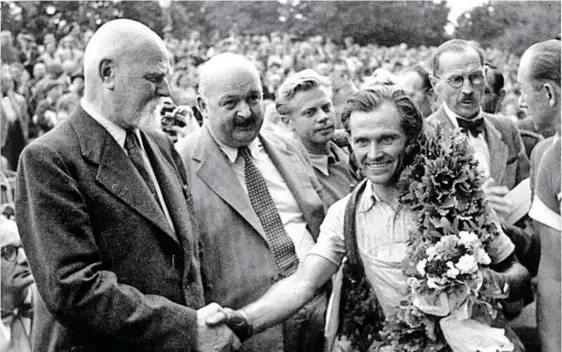  ?? BILD: SN/NATIONALBI­LIOTHEK, ORF, GEPA ?? Theodor Körner gratuliert Richard Menapace zum Sieg (rechts), das Fuscher Törl ist seit 1949 dabei. Links unten: Rudi Mitteregge­r verzweifel­t.