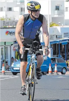  ?? FOTO: PRIVAT ?? Manfred Mussgnug aus Tuttlingen, auf dem Bild bei einem Wettkampf auf Lanzarote, wurde beim Moravia Man in Tschechien Dritter.