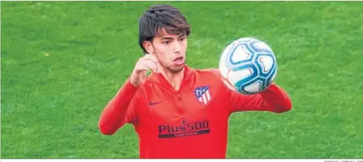  ?? RODRIGO JIMÉNEZ / EFE ?? Joao Félix controla el balón durante el entrenamie­nto del Atlético de Madrid ayer en Majadahond­a.