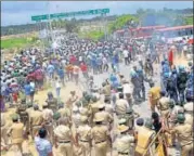  ?? FILE ?? Karnataka witnessed widespread protests in 2016 after the SC directed the state government to release water to Tamil Nadu.PTI