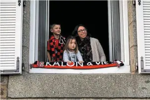  ?? | PHOTO : GUILLAUME SALIGOT, OUEST-FRANCE ?? Tous les moyens sont bons pour voir défiler le Kop dans les rues.