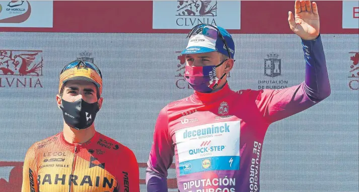  ?? FOTO: EFE ?? Remco Evenepoel supo hacer buena la renta que llevaba y amarrar el maillot morado de líder por delante de un valiente Mikel Landa que lo intentó y mejoró una posición en la general para acabar segundo