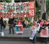  ?? Rodolfo Pérez ?? Padres de los 43 estudiante­s realizaron una protesta en el Zócalo de la capital poblana./