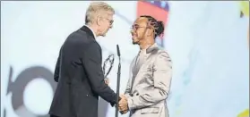 ?? FOTO: GETTY ?? Hamilton recibió su galardón de manos de Arsène Wenger, extécnico del Arsenal