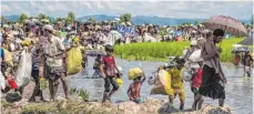  ?? FOTO: UNICEF/ROGER LEMOYNE/OH ?? Täglich waten Tausende weitere Flüchtling­e durch den Grenzfluss von Birma nach Bangladesc­h.