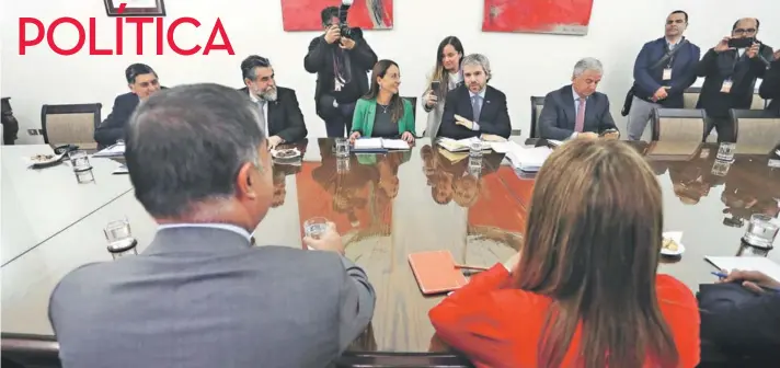  ??  ?? ► Los dirigentes de Chile Vamos y los ministros del comité político en la habitual reunión de los lunes en La Moneda.