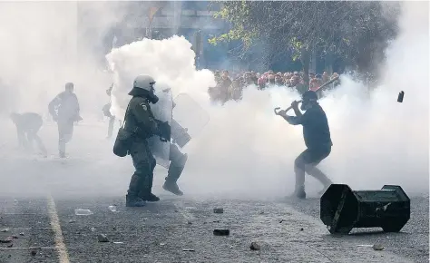  ??  ?? Die Sparprogra­mme in Griechenla­nd führen zu regelmäßig­en, immer wieder auch gewalttäti­gen Protesten. Poul Thomsen vom IWF gesteht nun ein, dass die Sparauflag­en zu hart waren. Die Schuld daran trügen aber die Europäer.