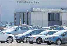  ?? FOTO: ELKE OBSER ?? Schon ab nächster Woche fällt ein Teil der begehrten freien Parkplätze an der Oberschwab­enhalle weg.