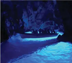  ?? FOTO: BERTIL VALDERHAUG ?? Dette er lyset fra himmelen som skinner inne i fjellet på Blue Cave.Les anmeldelse­nav Mamma Mia: Here we go againpå neste side