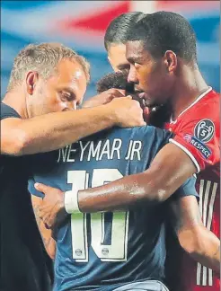  ?? FOTOS: EFE ?? Neymar lloró al acabar la final y miembros del Bayern le consolaron, entre otro Hansi Flick y David Alaba