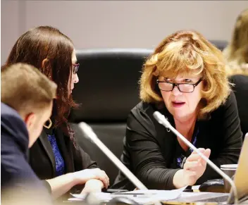  ?? JULIE OLIVER ?? Veteran councillor Jan Harder chats with newcomers Laura Dudas and Matthew Luloff Wednesday, as Ottawa council had its first meeting since the municipal election.