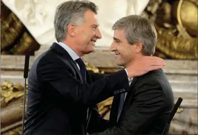  ??  ?? Mauricio Macri y "Toto" Caputo el día que le tomó juramento como ministro de Finanzas. El presidente suele visitar a Nicolás Caputo en el country Newman. EN EL CENTRO DEL PODER