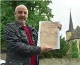  ?? CHRISTOPH VOGEL / ARCHIV ?? Pfarrer Dirk Sterzik zeigt ein abgelichte­tes Dokument aus der Federvon Sethus Calvisius, der von 1594–1616 Thomaskant­or in Leipzig war.