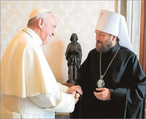 ?? REUTERS/Vatican Media ?? El Papa Francisco saluda al metropolit­a Hilarión de Volokolams­k, durante una audiencia privada, el pasado 19 de octubre