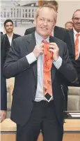  ??  ?? BRIGHT NEWS: Opposition Leader Bill Shorten puts on a Convoy to Cairns tie.