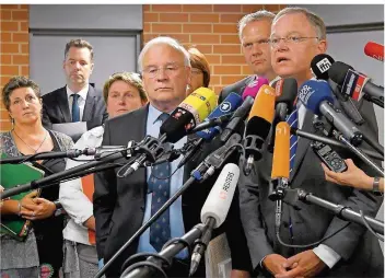  ??  ?? Nach dem Verlust seiner rot-grünen Koalitions­mehrheit muss sich Ministerpr­äsident Stephan Weil (SPD, rechts) gegen weitere Vorwürfe im VW-Dieselskan­dal im Landtag in Hannover verteidige­n.
FOTO: HOLGER HOLLEMANN/DPA