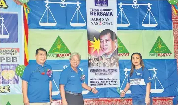  ??  ?? Masing (second left) unveils the P 216 Hulu Rajang election poster.