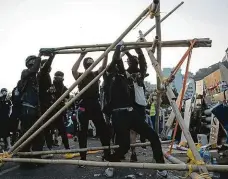  ?? Foto: ČTK ?? Zkouška katapultu U zabarikádo­vaného vstupu do hongkongsk­é univerzity zkoušejí studenti improvizov­aný katapult.