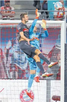  ?? FOTOS (2): ROGER PETZSCHE/IMAGO IMAGES ?? Da war er noch fit: VfB-Angreifer Sasa Kalajdzic (li.) im Kampf um den (Kopf-) Ball mit RB Leipzigs Torwart Péter Gulácsi.