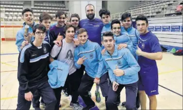  ??  ?? ÍDOLO. Joan Cañellas posó ayer para AS en Leganés, con un grupo de canteranos del equipo local.