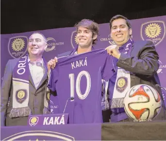  ??  ?? Kaká durante su presentaci­ón oficial en julio pasado con los directivos del club.