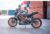  ?? FOTO: R. SCHEDL/KTM/DPA-TMN ?? Austrian Style: Die 390 Duke des österreich­ischen Hersteller­s KTM setzt auf eine sportive Linie.