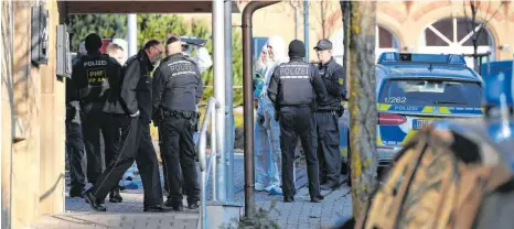  ?? FOTO: SEBASTIAN GOLLNOW/DPA ?? Polizisten vor dem Wirtshaus, in dem mehrere Menschen getötet worden sein sollen.