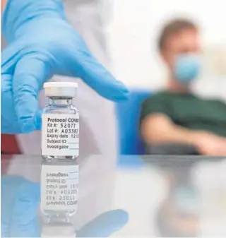  ?? AFP ?? La vacuna de AstraZenec­a se muestra menos eficaz contra las nuevas cepas